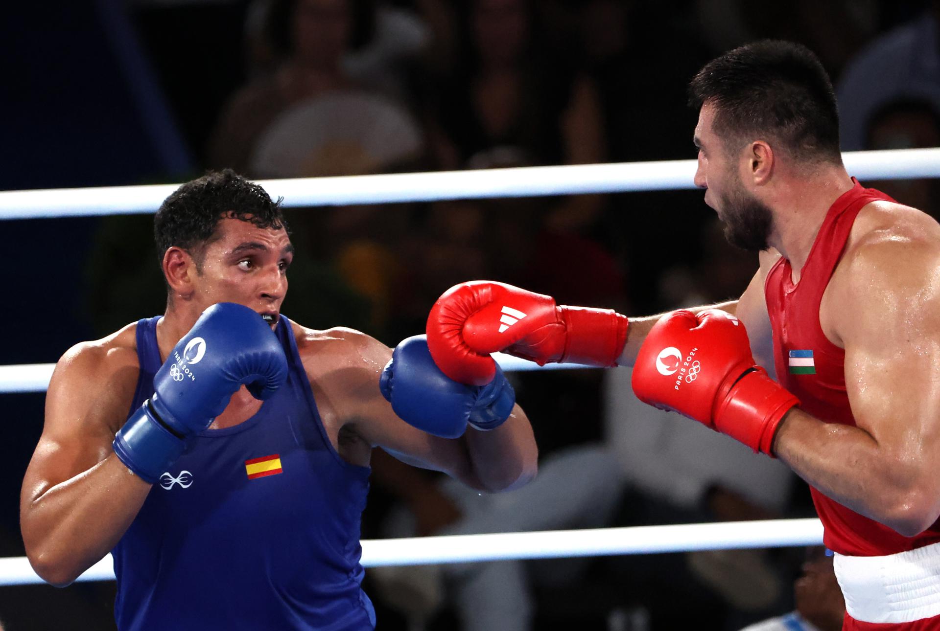 Combate de boxeo olímpico, en París 2024, entre el uzbeko Bakhodir Jalolov of Uzbekistan (rojo) y el español Ayoub Ghadfa Drissi El Aissaoui (azul), en una foto de archivo. EFE/EPA/YAHYA ARHAB