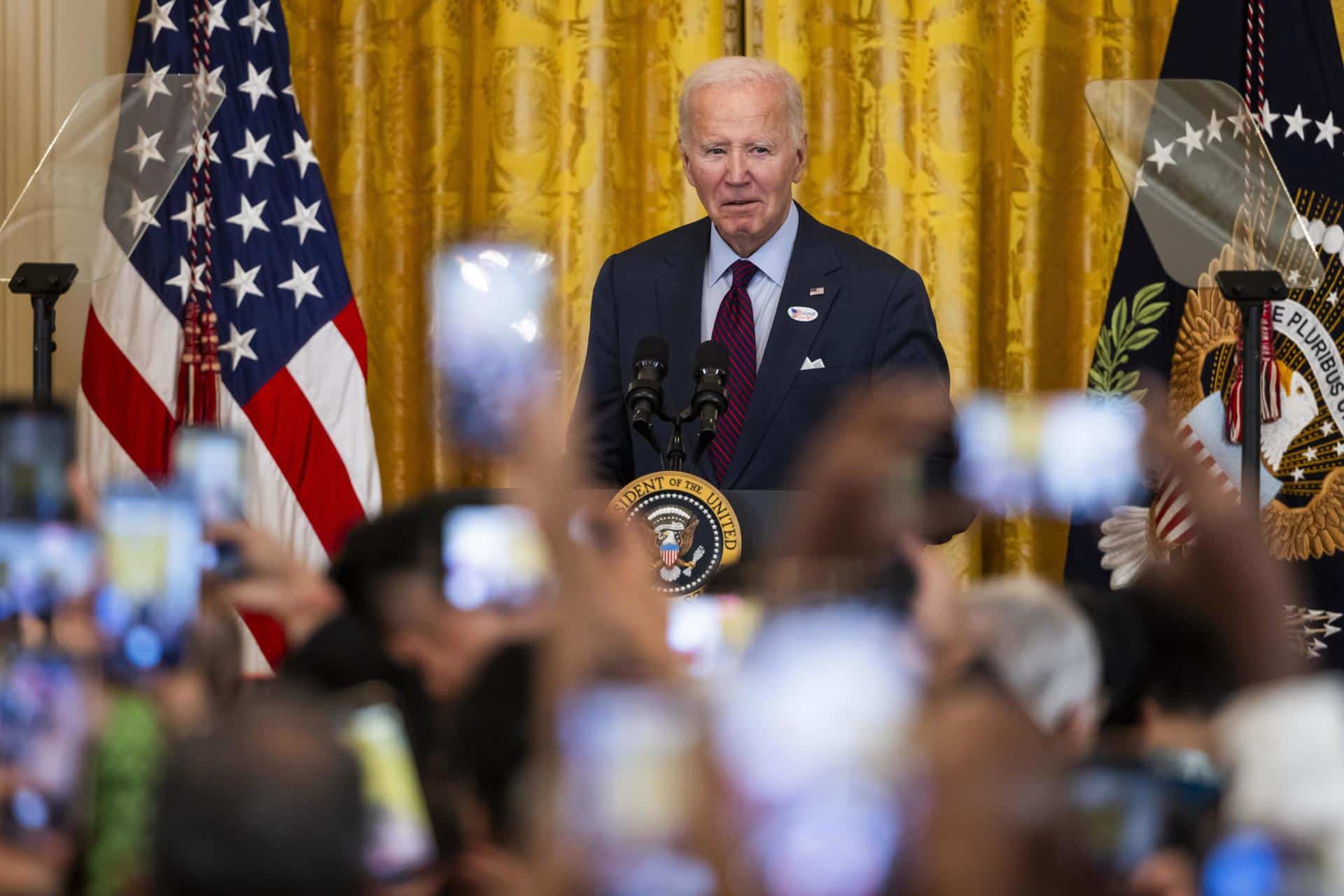 El presidente de Estados Unidos, Joe Biden, pronuncia un discurso durante una celebración de Diwali en la Sala Este de la Casa Blanca en Washington, DC, EE. UU., el 28 de octubre de 2024. EFE/EPA/Jim Lo Scalzo