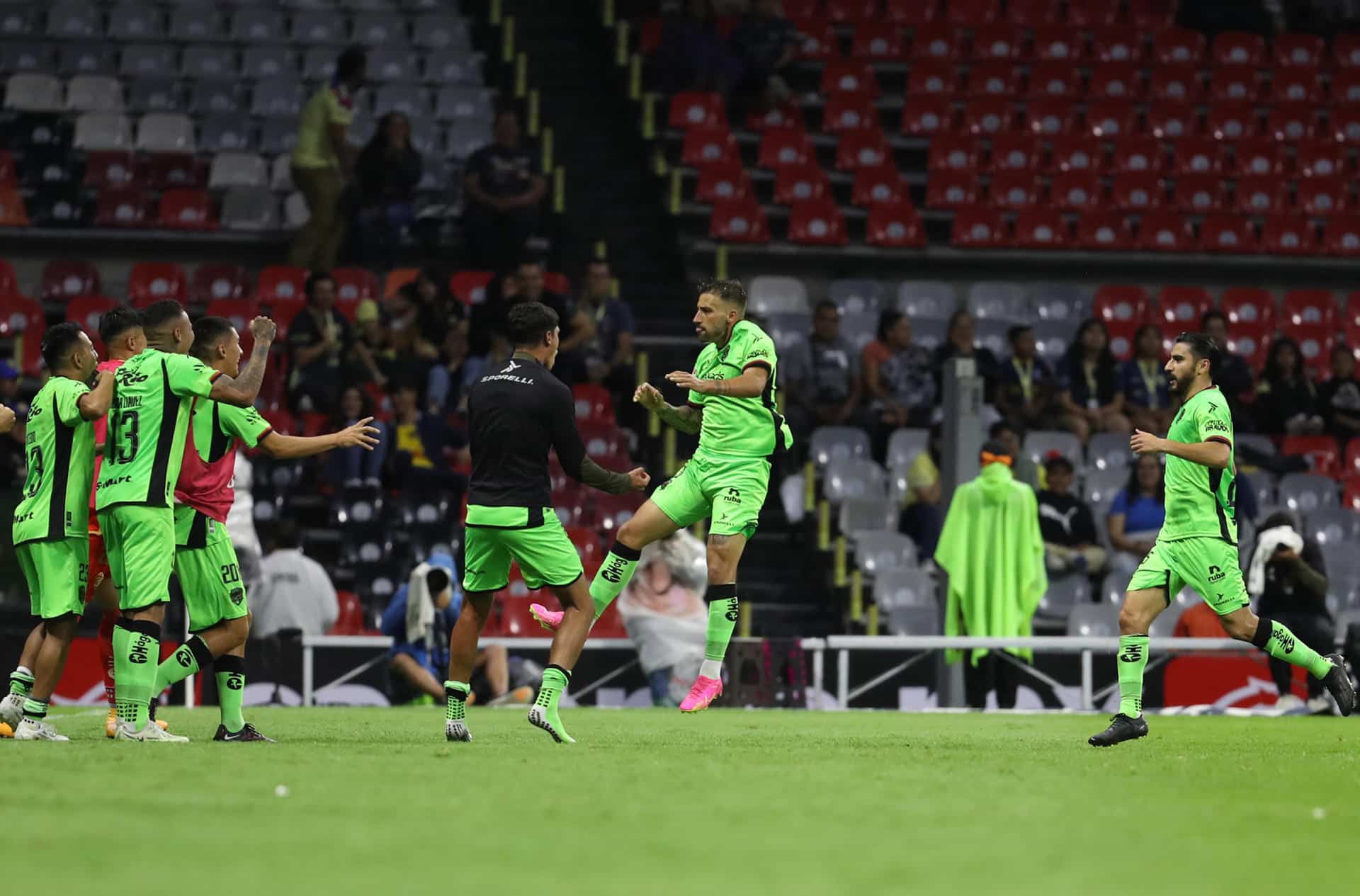 Los jugadores del FC Juárez festejan un gol en el Estadio Azteca en Ciudad de México (México). EFE/Sáshenka Gutiérrez