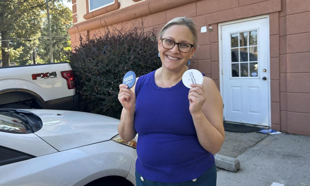 Sloane Warren, una voluntaria del Partido Demócrata, posa mostrando los pines de la fórmula Harris/Waltza, a las afueras de la oficina de campaña del Partido Demócrata del condado de Cobb en Marietta, este jueves, en Georgia (Estados Unidos). EFE/ Lorenzo Castro