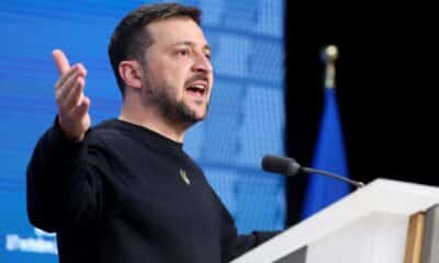 El presidente de Ucrania, Volodymyr Zelenskyy, hace un gesto durante una conferencia de prensa después de asistir a la cumbre del Consejo Europeo en Bruselas, Bélgica, el 17 de octubre de 2024. Los líderes de la UE se reúnen en Bruselas para debatir sobre Ucrania, Oriente Medio, la competitividad, la migración y los asuntos exteriores. (Zelenski, Bélgica, Ucrania, Bruselas) EFE/EPA/CHRISTOPHER NEUNDORF