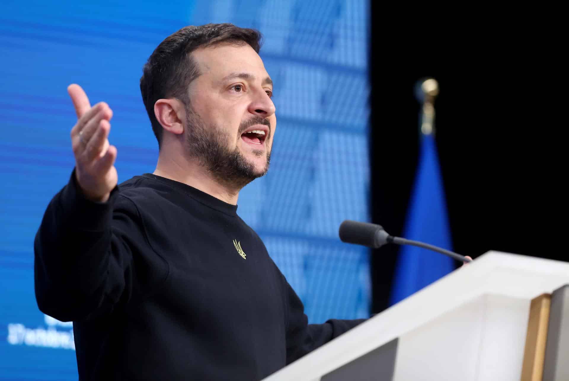 El presidente de Ucrania, Volodymyr Zelenskyy, hace un gesto durante una conferencia de prensa después de asistir a la cumbre del Consejo Europeo en Bruselas, Bélgica, el 17 de octubre de 2024. Los líderes de la UE se reúnen en Bruselas para debatir sobre Ucrania, Oriente Medio, la competitividad, la migración y los asuntos exteriores. (Zelenski, Bélgica, Ucrania, Bruselas) EFE/EPA/CHRISTOPHER NEUNDORF