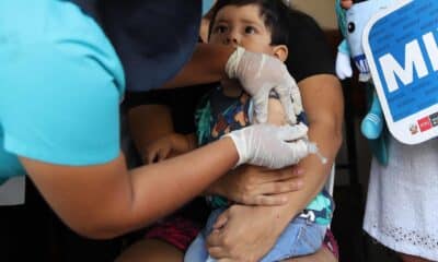 Fotografía de archivo de un niño recibe una vacuna contra el sarampión, en Lima (Perú). EFE/ Paolo Aguilar