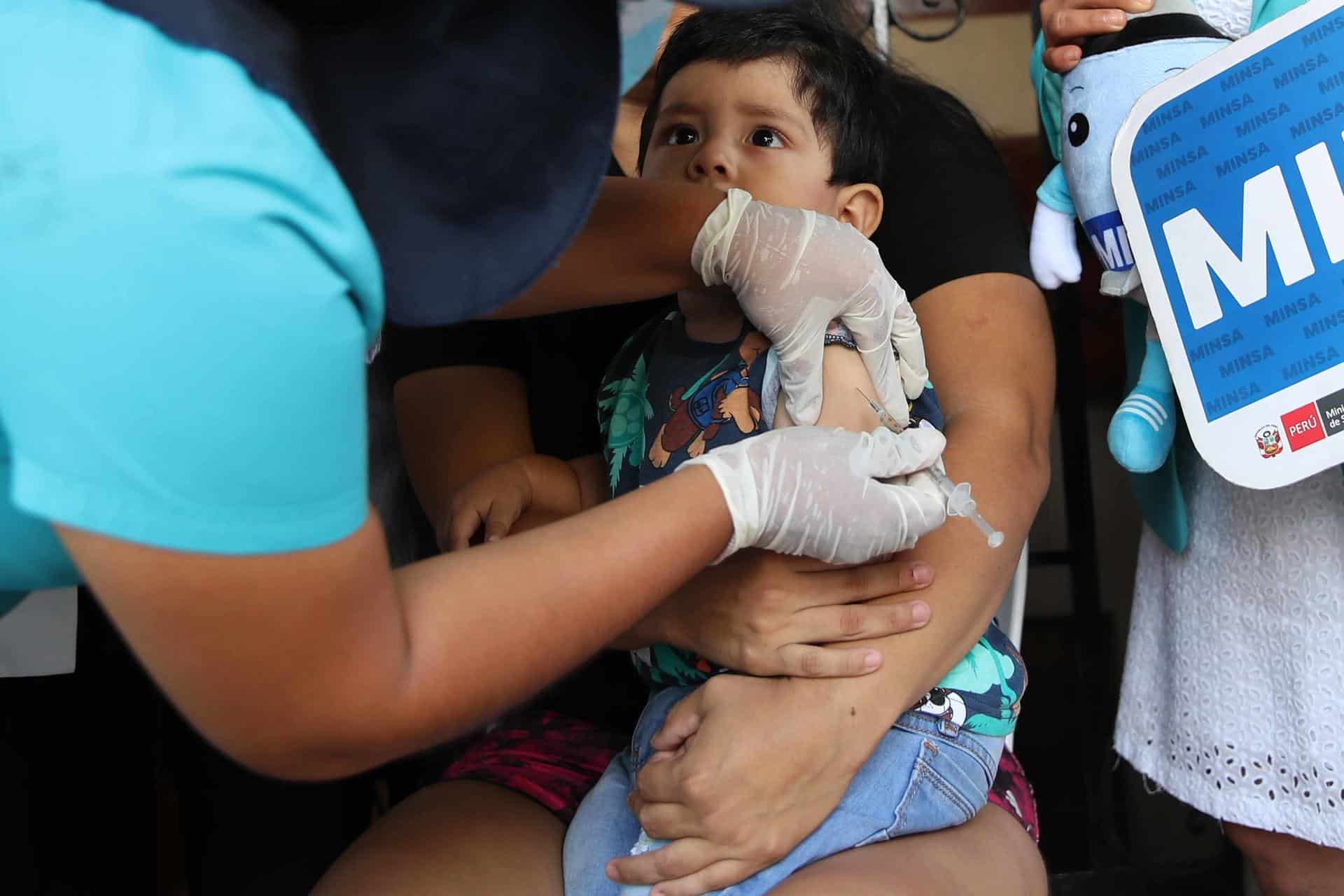 Fotografía de archivo de un niño recibe una vacuna contra el sarampión, en Lima (Perú). EFE/ Paolo Aguilar