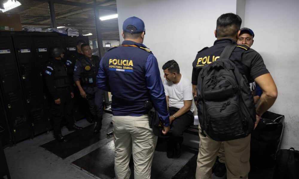 Integrantes de la Policía de Guatemala detienen a varios agentes de la Policía Nacional Civil (PNC), por su presunta vinculación a una red de trafico de personas este martes, en la ciudad de Guatemala (Guatemala). EFE/ David Toro