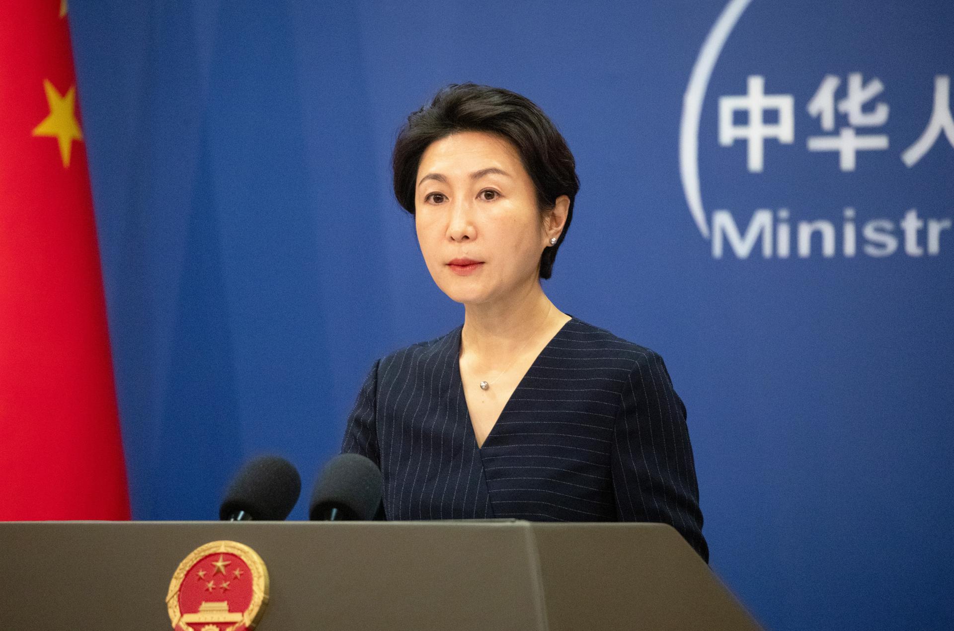 La portavoz de la Cancillería china Mao Ning habla durante una conferencia de prensa en el Ministerio de Relaciones Exteriores en Pekín, China, el 14 de octubre de 2024. EFE/EPA/JESSICA LEE