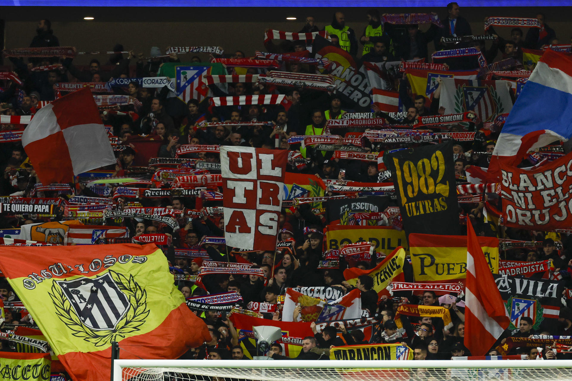 Aficionados atléticos en el fondo sur del Metropolitano, en una foto de archivo. EFE/Juanjo Martín