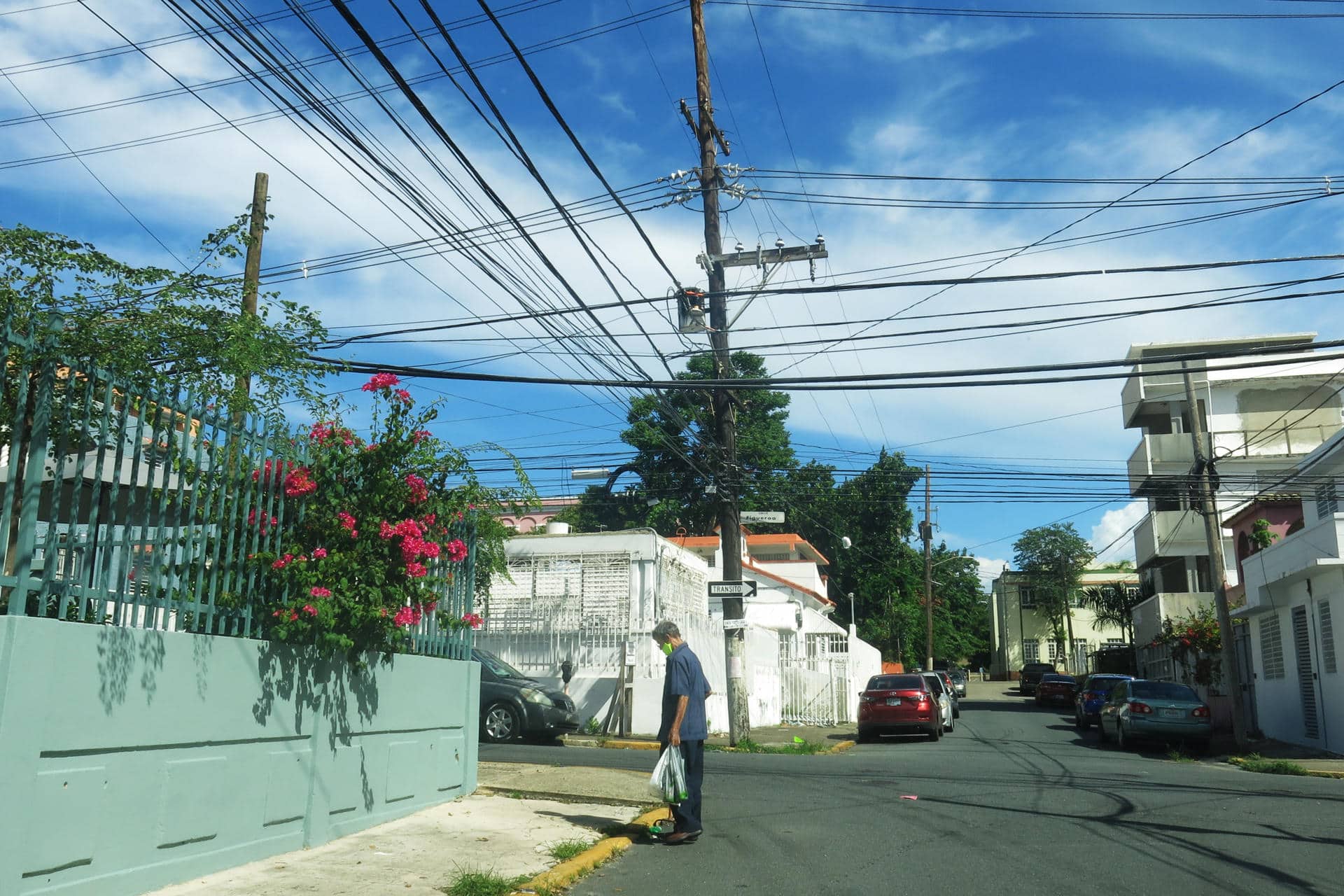 Fotografía del 11 de septiembre de 2024 de un hombre caminando por una calle con tendidos eléctricos en el barrio de Santurce, en San Juan (Puerto Rico). EFE/Esther Alaejos