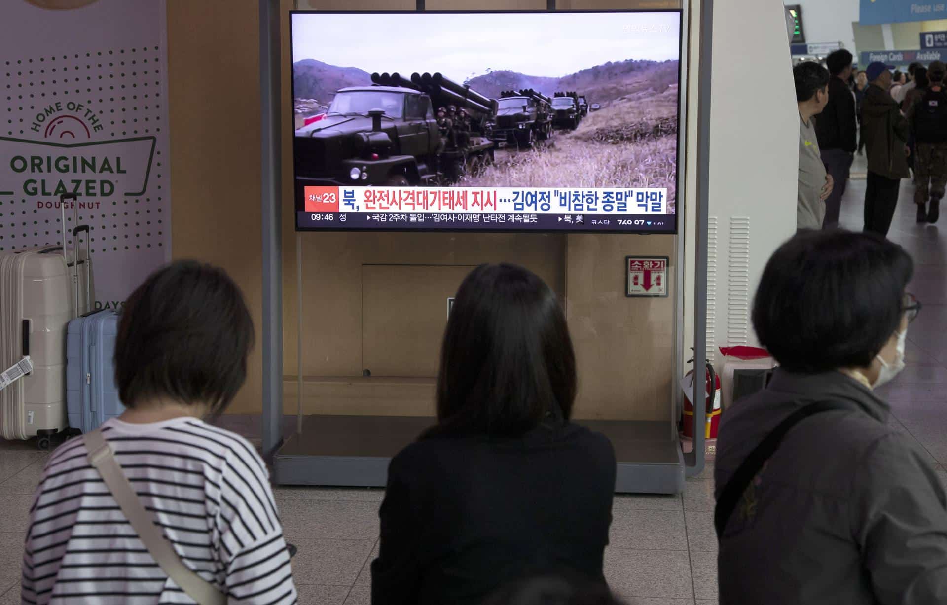 El Ejército norcoreano anunció este lunes que ha dado orden a sus unidades de artillería desplegadas junto a la frontera con el Sur de abrir fuego si detecta nuevos drones procedentes del país vecino. En la imagen, varias personas ven las noticias en una estación en Seúl, Corea del Sur, el 14 de octubre de 2024. EFE/EPA/JEON HEON-KYUN