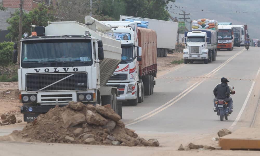 Fotografía del 30 de octubre de 2024 en donde decenas de camiones permanecen estacionados debido a un bloqueo de carreteras en Mairana, Santa Cruz (Bolivia). EFE/Juan Carlos Torrejón