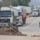 Fotografía del 30 de octubre de 2024 en donde decenas de camiones permanecen estacionados debido a un bloqueo de carreteras en Mairana, Santa Cruz (Bolivia). EFE/Juan Carlos Torrejón