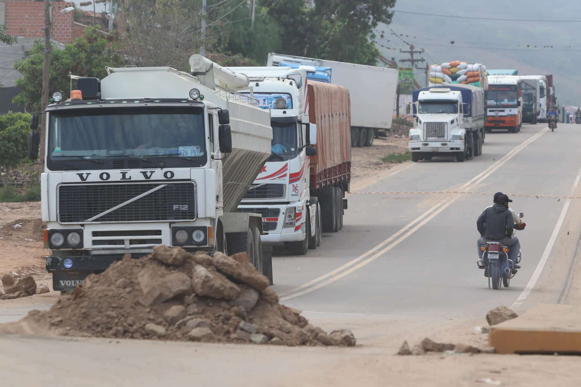 Fotografía del 30 de octubre de 2024 en donde decenas de camiones permanecen estacionados debido a un bloqueo de carreteras en Mairana, Santa Cruz (Bolivia). EFE/Juan Carlos Torrejón