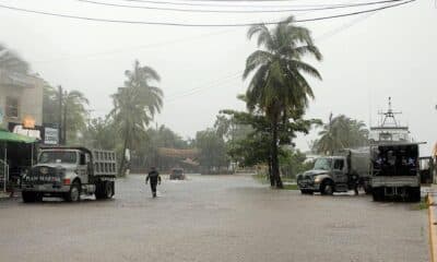 Imagen de archivo de miembros de la Marina que recorren las zonas afectadas por las lluvias, en San Blas, estado de Nayarit (México). EFE/ Aaron García