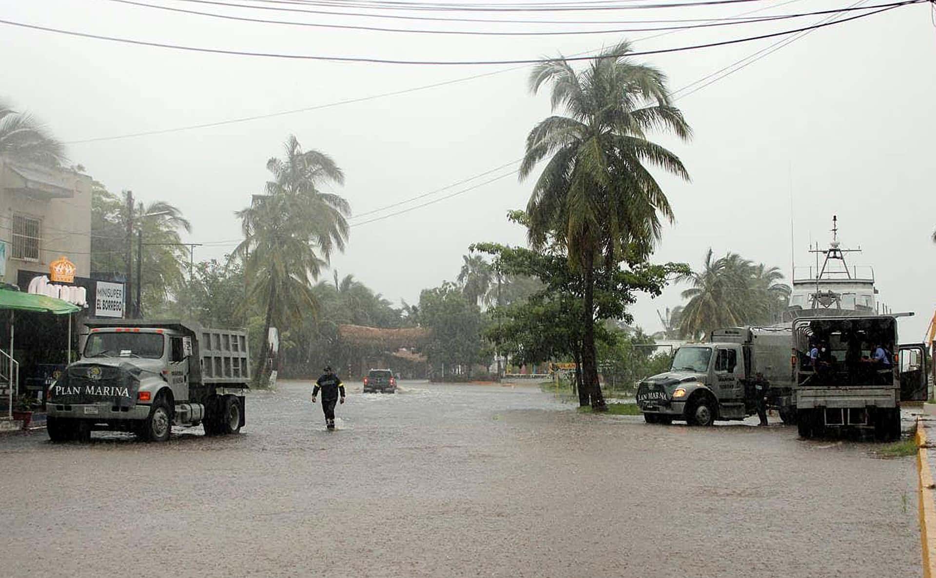 Imagen de archivo de miembros de la Marina que recorren las zonas afectadas por las lluvias, en San Blas, estado de Nayarit (México). EFE/ Aaron García