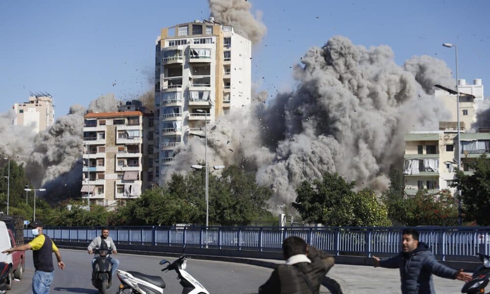 La gente huye después de un ataque israelí en el distrito de Dahieh en Beirut, Líbano, el 22 de octubre de 2024. Al menos 13 personas murieron después de un ataque aéreo israelí cerca del hospital público más grande del Líbano, en el sur de Beirut, dijo el Ministerio de Salud libanés. Según este último, más de 2.400 personas han muerto y más de 11.600 han resultado heridas en el Líbano desde el inicio de las recientes escaladas de hostilidades. (Líbano) EFE/EPA/STR