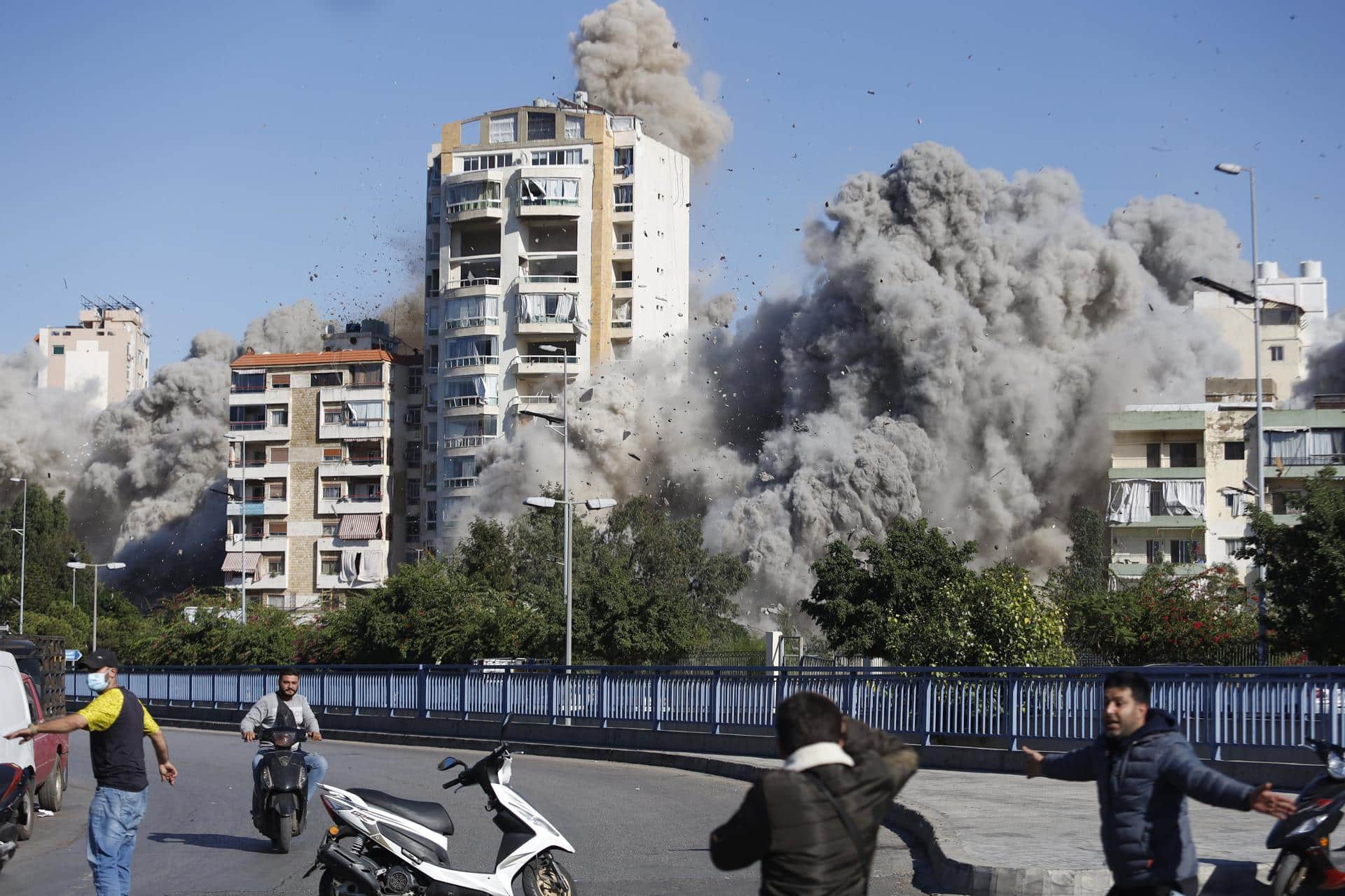 La gente huye después de un ataque israelí en el distrito de Dahieh en Beirut, Líbano, el 22 de octubre de 2024. Al menos 13 personas murieron después de un ataque aéreo israelí cerca del hospital público más grande del Líbano, en el sur de Beirut, dijo el Ministerio de Salud libanés. Según este último, más de 2.400 personas han muerto y más de 11.600 han resultado heridas en el Líbano desde el inicio de las recientes escaladas de hostilidades. (Líbano) EFE/EPA/STR