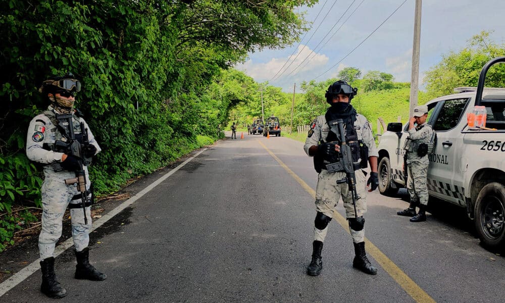 Fotografía de archivo donde aparece personal de la Guardia Nacional (GN) que resguardan la zona donde hubo un tiroteo. EFE/José Luis de la Cruz