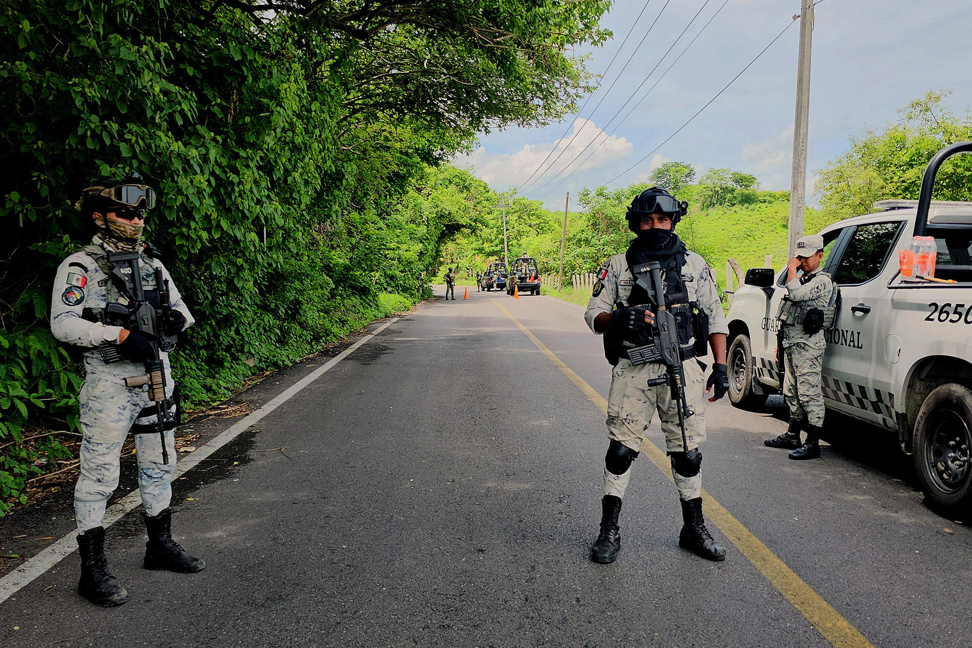 Fotografía de archivo donde aparece personal de la Guardia Nacional (GN) que resguardan la zona donde hubo un tiroteo. EFE/José Luis de la Cruz