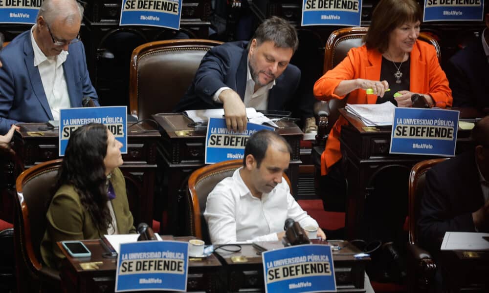 Diputados colocan letreros previo a una sesión en el congreso argentino este miércoles en Buenos Aires (Argentina). Estudiantes se unirán a una manifestación mientras en la Cámara de Diputados se debatirá el veto del presidente Javier Milei a la ley de Financiamiento Universitario. EFE/ Juan Ignacio Roncoroni