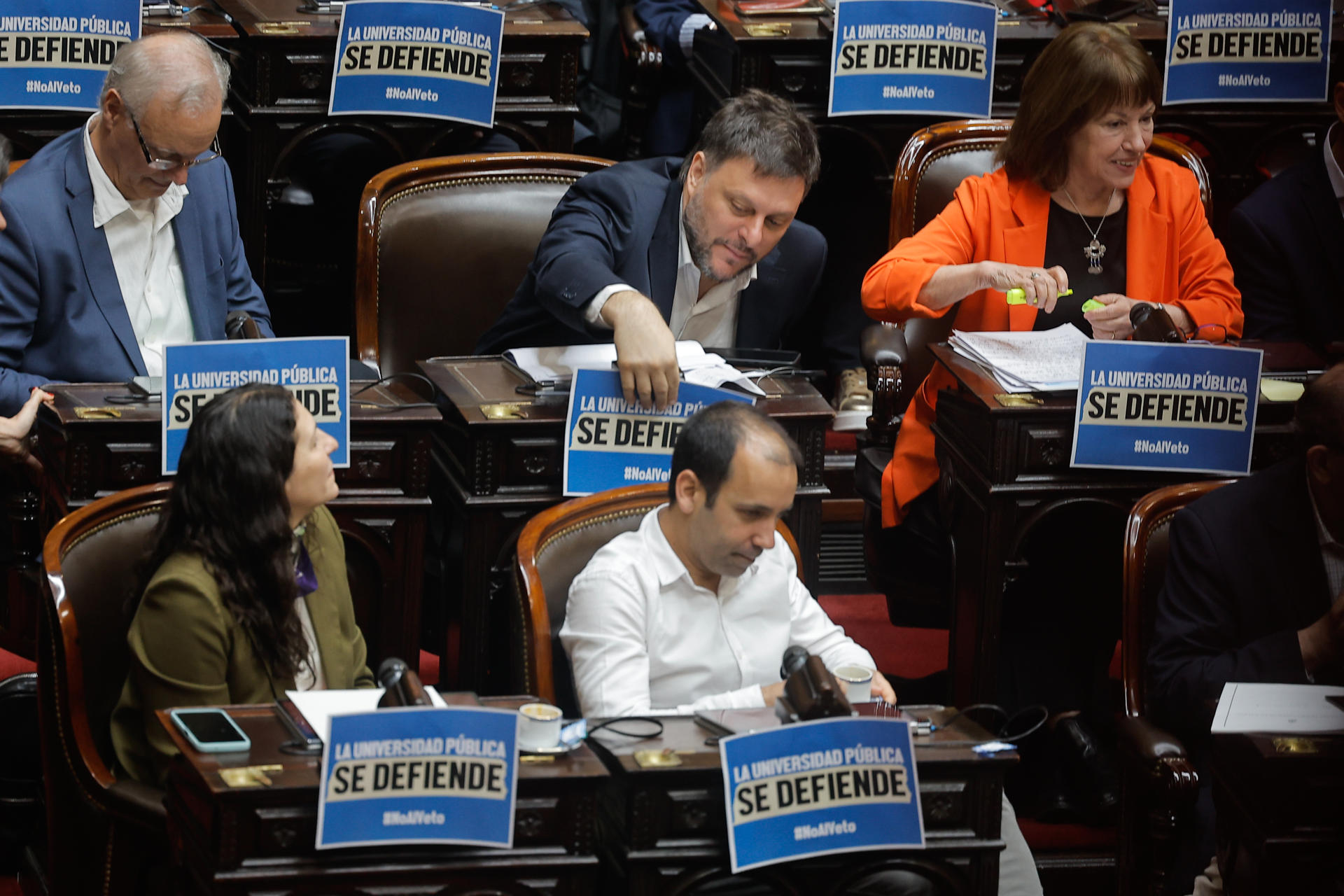 Diputados colocan letreros previo a una sesión en el congreso argentino este miércoles en Buenos Aires (Argentina). Estudiantes se unirán a una manifestación mientras en la Cámara de Diputados se debatirá el veto del presidente Javier Milei a la ley de Financiamiento Universitario. EFE/ Juan Ignacio Roncoroni