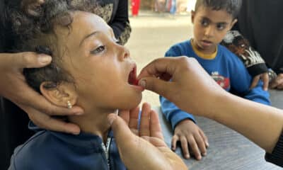 Foto de archivo de un niño recibiendo una dosis de la vacuna contra la polio en Gaza. EFE/ Str