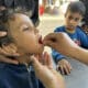 Foto de archivo de un niño recibiendo una dosis de la vacuna contra la polio en Gaza. EFE/ Str