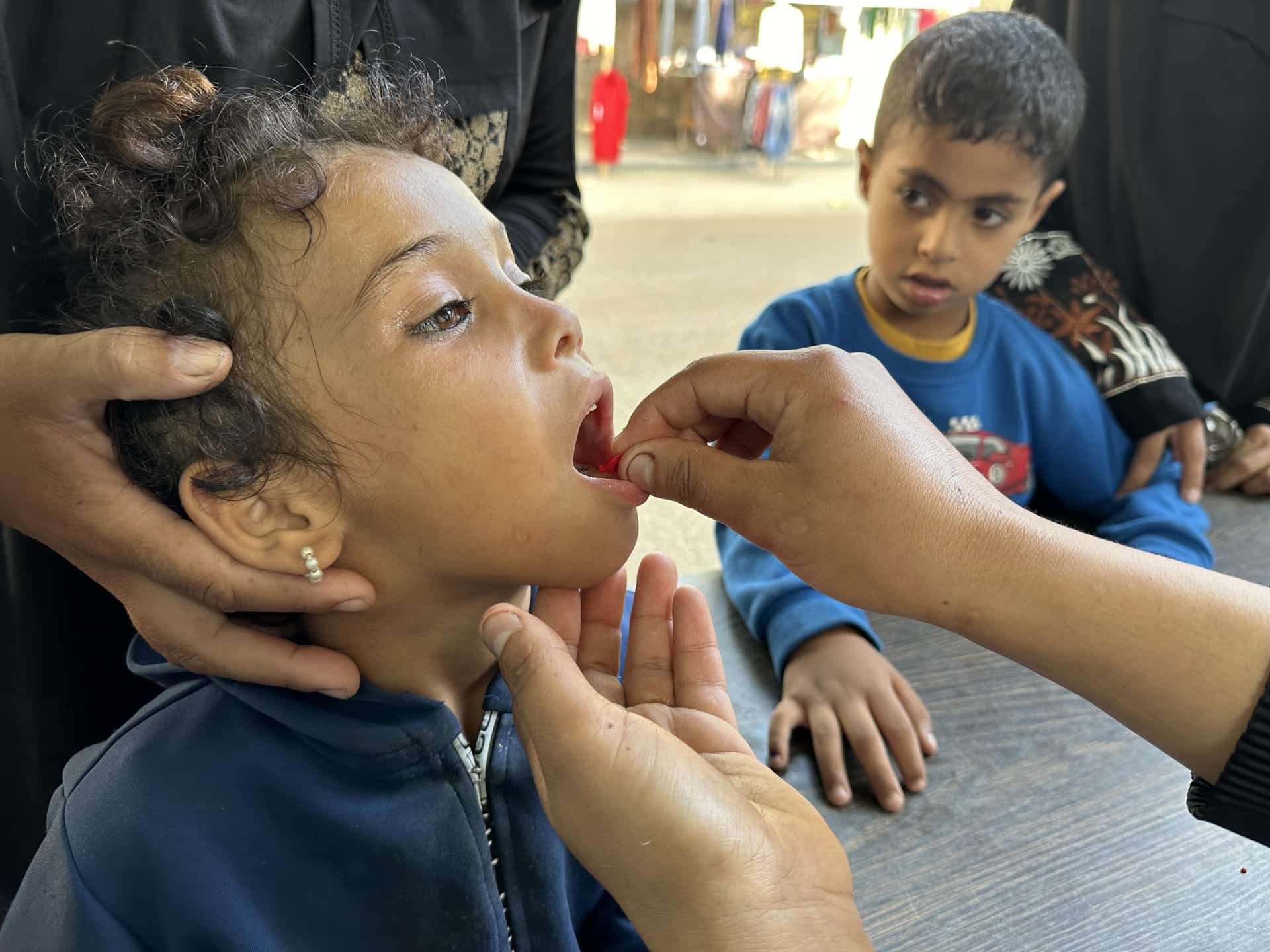 Foto de archivo de un niño recibiendo una dosis de la vacuna contra la polio en Gaza. EFE/ Str