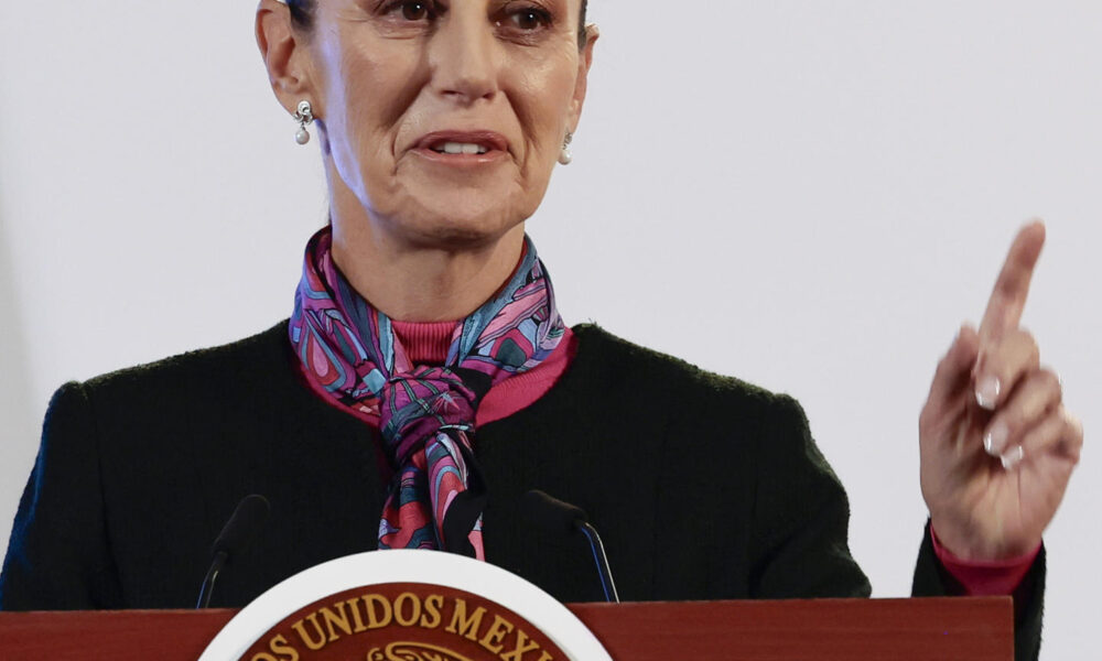 La presidenta de México, Claudia Sheinbaum, habla durante una conferencia de prensa este viernes, en el Palacio Nacional de la Ciudad de México (México). EFE/ José Méndez