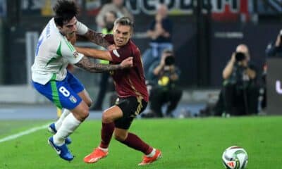 Sandro Tonali pugna con Trossard. EFE/EPA/ETTORE FERRARI