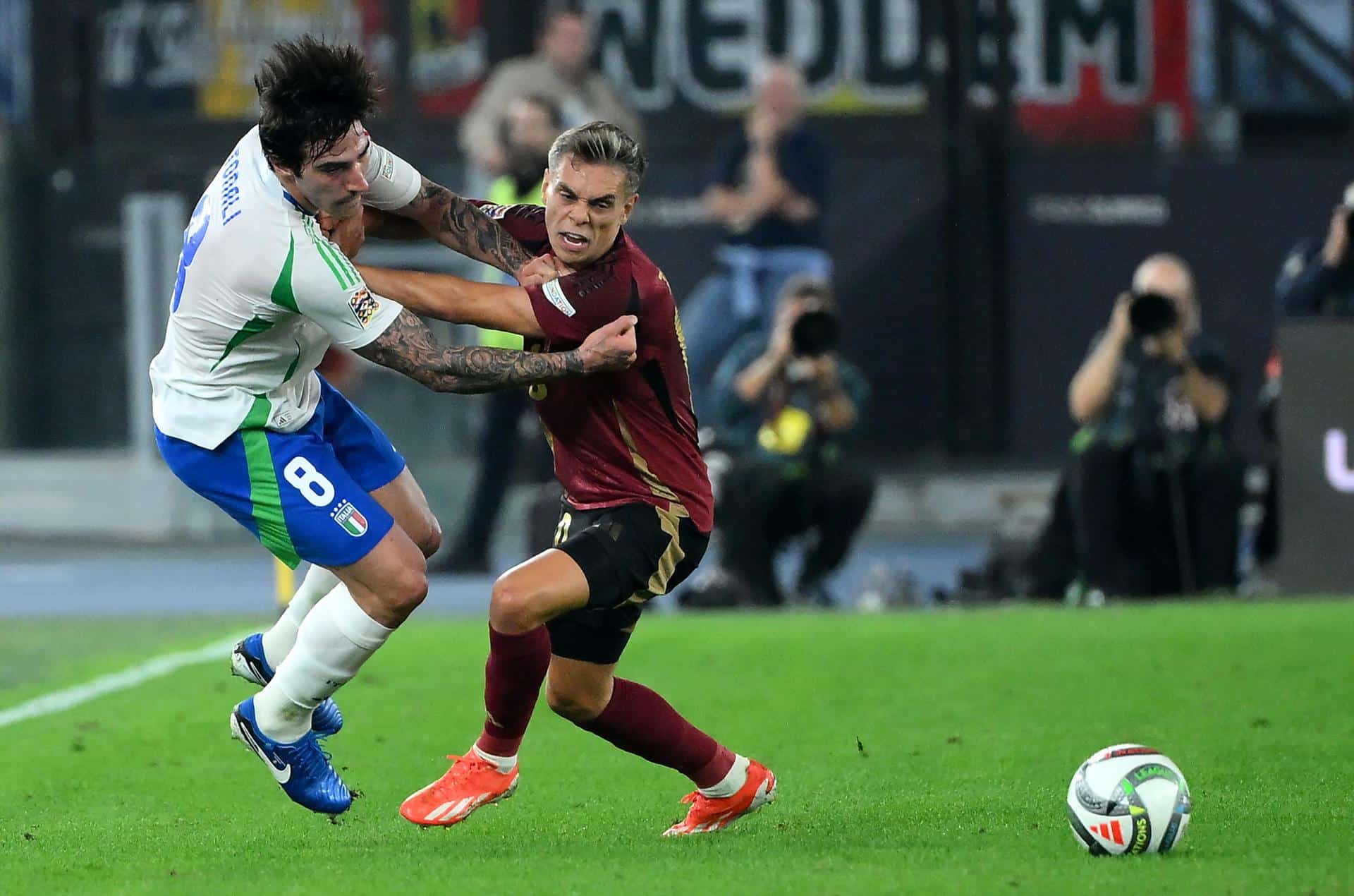 Sandro Tonali pugna con Trossard. EFE/EPA/ETTORE FERRARI