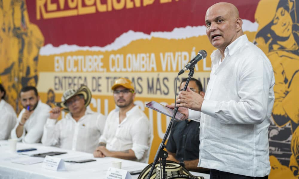 Fotografía cedida por la oficina de prensa de la Presidencia de Colombia del ex jefe paramilitar Salvatore Mancuso (d) durante un encuentro con el presidente de Colombia, Gustavo Petro, este jueves en Montería (Colombia). EFE/ Presidencia De Colombia