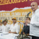 Fotografía cedida por la oficina de prensa de la Presidencia de Colombia del ex jefe paramilitar Salvatore Mancuso (d) durante un encuentro con el presidente de Colombia, Gustavo Petro, este jueves en Montería (Colombia). EFE/ Presidencia De Colombia