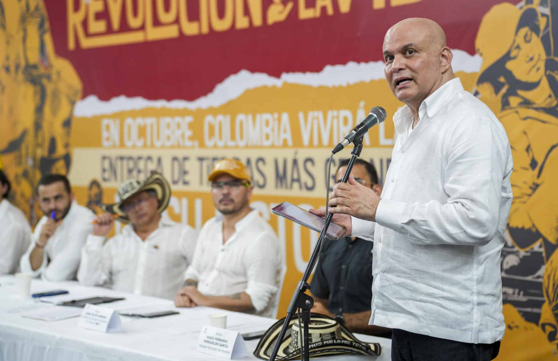 Fotografía cedida por la oficina de prensa de la Presidencia de Colombia del ex jefe paramilitar Salvatore Mancuso (d) durante un encuentro con el presidente de Colombia, Gustavo Petro, este jueves en Montería (Colombia). EFE/ Presidencia De Colombia