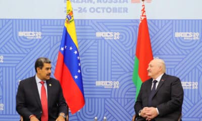 Fotografía cedida por Prensa Miraflores del presidente de Venezuela, Nicolás Maduro, reunido con el presidente de Bielorrusia, Aleksandr Lukashenko, este miércoles durante la cumbre BRICS, en Kazan (Rusia). El mandatario de Venezuela, Nicolás Maduro, se reunió con los presidentes de Bielorrusia, Alexandr Lukashenko, Palestina, Mahmud Abás, y Turquía, Recep Tayyip Erdogan, en los márgenes de la cumbre BRICS en Kazán. EFE/ PRENSA MIRAFLORES/SOLO USO EDITORIAL/NO VENTAS/SOLO DISPONIBLE PARA ILUSTRAR LA NOTICIA QUE ACOMPAÑA/CRÉDITO OBLIGATORIO