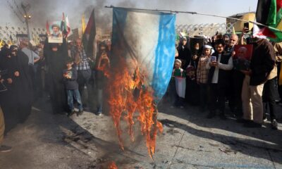 Teherán (EFE).- La gente quema una bandera israelí mientras se reúne para una manifestación contra Israel tras un ataque con misiles llevado a cabo por Irán contra Israel la noche anterior, en la Plaza Imam Hussein en Teherán. EFE/EPA/ABEDIN TAHERKENAREH