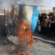 Teherán (EFE).- La gente quema una bandera israelí mientras se reúne para una manifestación contra Israel tras un ataque con misiles llevado a cabo por Irán contra Israel la noche anterior, en la Plaza Imam Hussein en Teherán. EFE/EPA/ABEDIN TAHERKENAREH