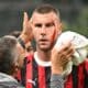 El jugador del AC Milan Strahinja Pavlovic es atendido por el médico durante el partido de la Serie A que han jugado AC Milan y Udinese en el Giuseppe Meazza en Milan, Italia. EFE/EPA/Daniel Dal Zennaro