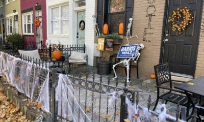 Fotografía del miércoles 30 de octubre donde se muestra la fachada de una casa decorada para Halloween con una pancarta de la formula electoral Harris-Walz en Washington (Estados Unidos). EFE/Esteban Capdepon