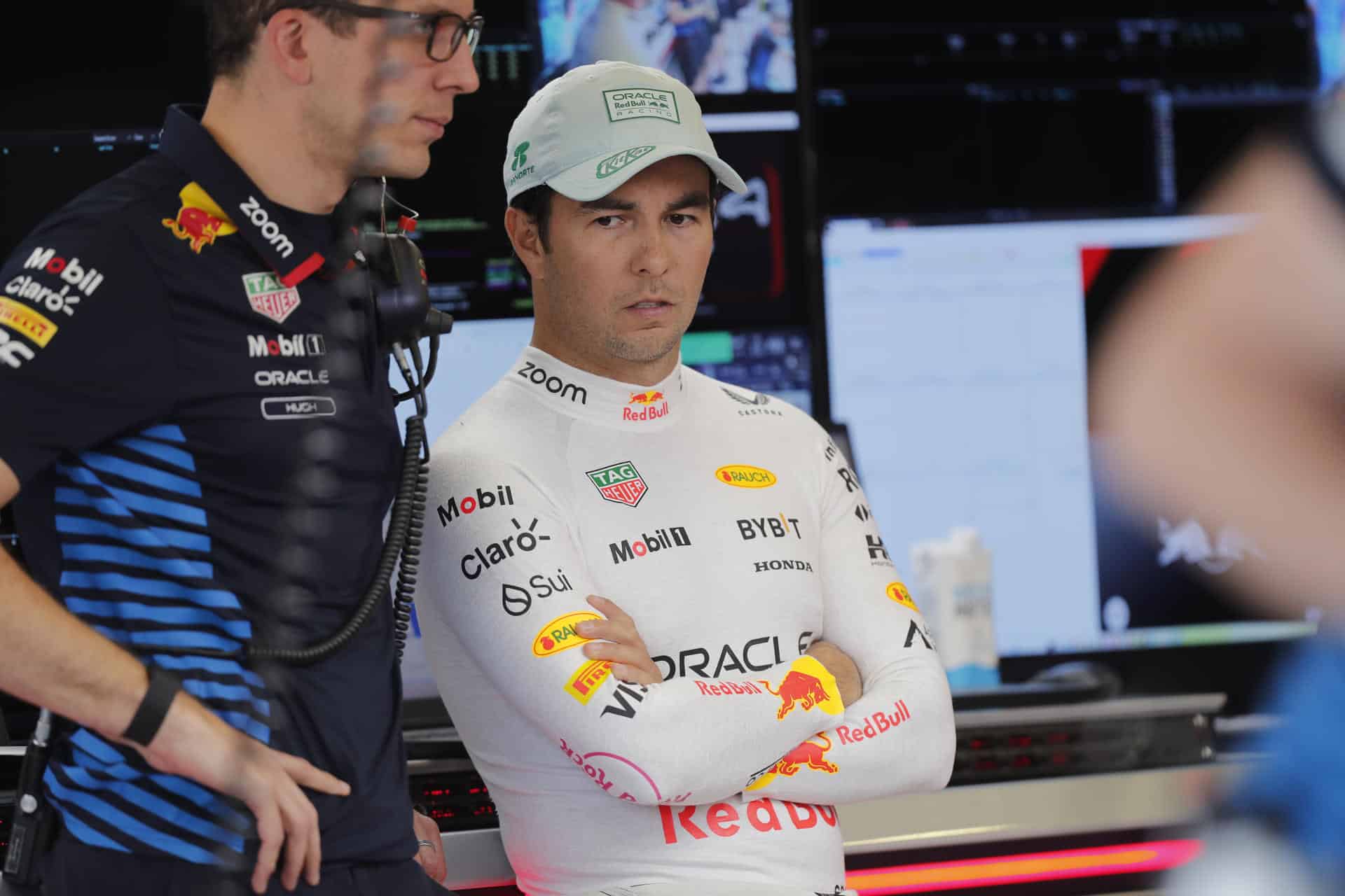 El mexicano Sergio Pérez de Red Bull participa en la segunda practica del Gran Premio de México este viernes, en el Autódromo de los Hermanos Rodríguez en Ciudad de México (México). EFE/ Isaac Esquivel