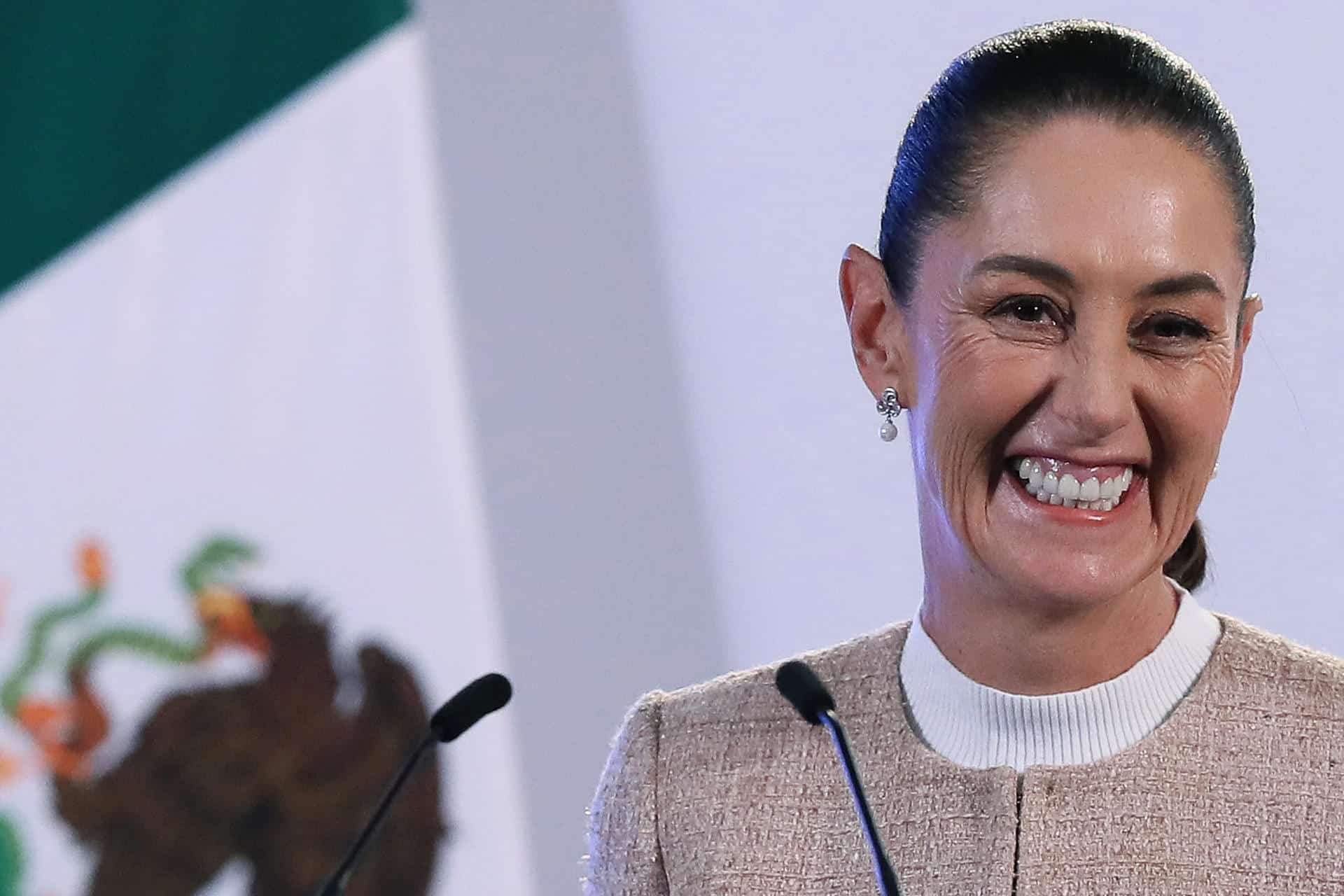 La presidenta de México, Claudia Sheinbaum, participa este lunes durante una conferencia de prensa en Palacio Nacional de la Ciudad de México (México). EFE/ Mario Guzmán