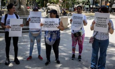 Familiares de detenidos en la crisis poselectoral protestan este miércoles cerca a la sede principal del Ministerio Público, en Caracas (Venezuela). EFE/ Miguel Gutiérrez