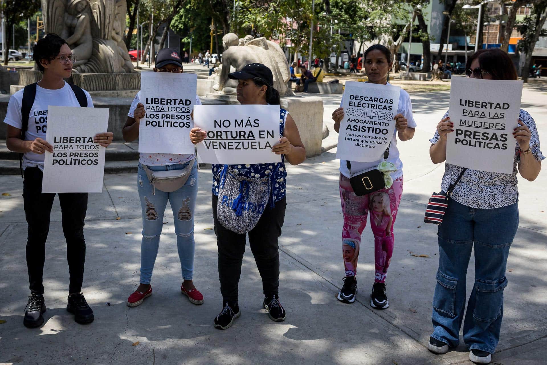 Familiares de detenidos en la crisis poselectoral protestan este miércoles cerca a la sede principal del Ministerio Público, en Caracas (Venezuela). EFE/ Miguel Gutiérrez