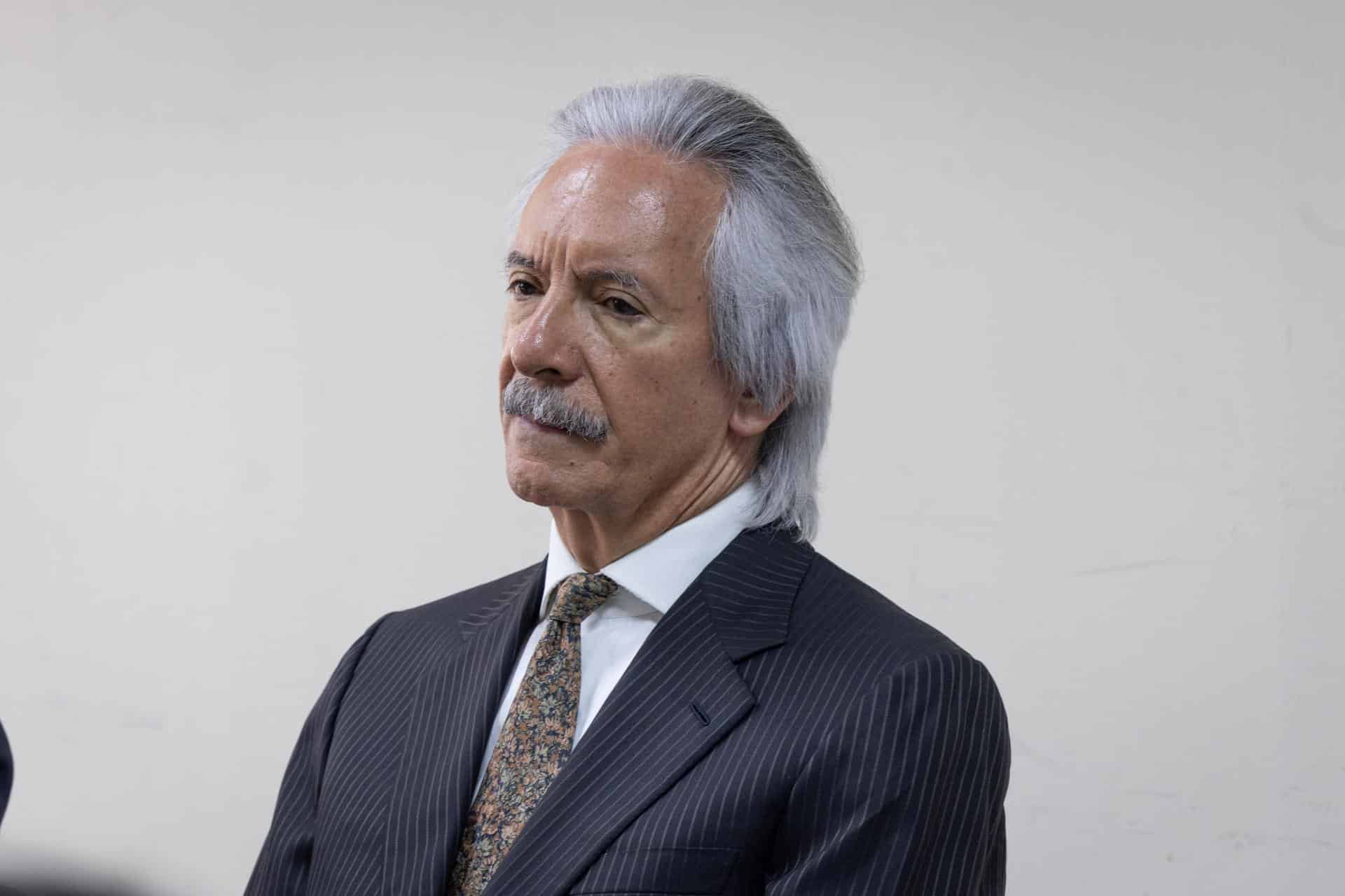 El periodista guatemalteco José Rubén Zamora Marroquín, reacciona al llegar a una audiencia en la Torre de Tribunales, este viernes, en Ciudad de Guatemala (Guatemala). EFE/ David Toro