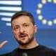 El presidente de Ucrania, Volodymyr Zelenskyy, hace un gesto durante una conferencia de prensa después de asistir a la cumbre del Consejo Europeo en Bruselas, Bélgica, el 17 de octubre de 2024. Los líderes de la UE se reúnen en Bruselas para debatir sobre Ucrania, Oriente Medio, la competitividad, la migración y los asuntos exteriores. (Zelenski, Bélgica, Ucrania, Bruselas) EFE/EPA/CHRISTOPHER NEUNDORF