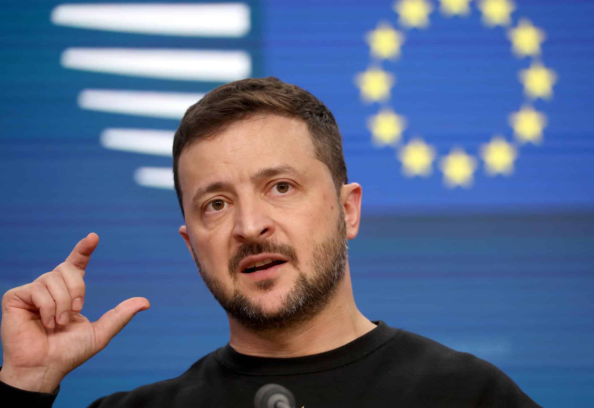 El presidente de Ucrania, Volodymyr Zelenskyy, hace un gesto durante una conferencia de prensa después de asistir a la cumbre del Consejo Europeo en Bruselas, Bélgica, el 17 de octubre de 2024. Los líderes de la UE se reúnen en Bruselas para debatir sobre Ucrania, Oriente Medio, la competitividad, la migración y los asuntos exteriores. (Zelenski, Bélgica, Ucrania, Bruselas) EFE/EPA/CHRISTOPHER NEUNDORF