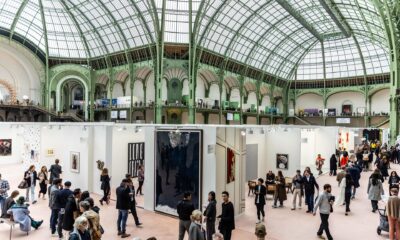 La gente visita la exposición internacional de arte Art Basel en París, Francia, el 17 de octubre de 2024. Art Basel abrirá al público del 18 al 20 de octubre de 2024 en el recinto del Grand Palais de París. (Francia, Basilea) EFE/EPA/CHRISTOPHE PETIT TESSON