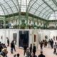 La gente visita la exposición internacional de arte Art Basel en París, Francia, el 17 de octubre de 2024. Art Basel abrirá al público del 18 al 20 de octubre de 2024 en el recinto del Grand Palais de París. (Francia, Basilea) EFE/EPA/CHRISTOPHE PETIT TESSON