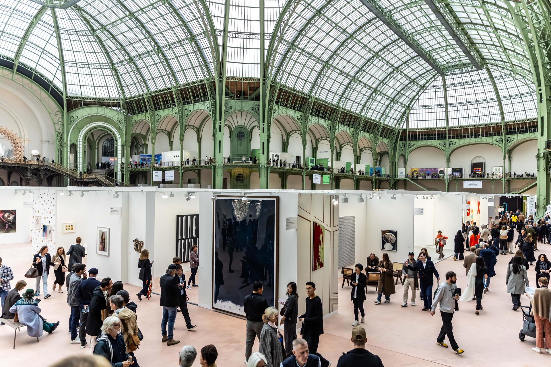 La gente visita la exposición internacional de arte Art Basel en París, Francia, el 17 de octubre de 2024. Art Basel abrirá al público del 18 al 20 de octubre de 2024 en el recinto del Grand Palais de París. (Francia, Basilea) EFE/EPA/CHRISTOPHE PETIT TESSON