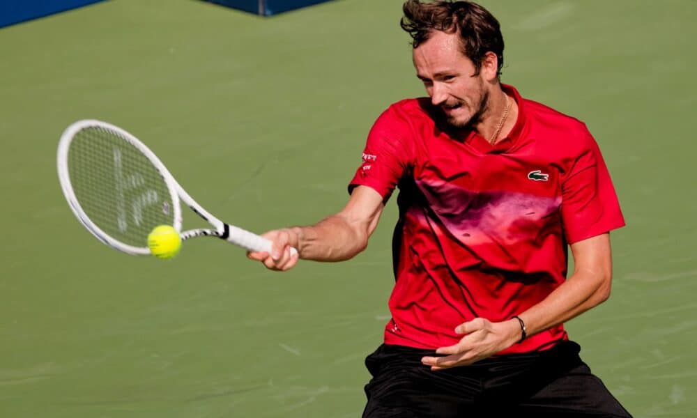 El ruso Daniil Medvedev, durante el partido que ganó al griego Stefanos Tsitsipas en octavos de final del Masters 1.000 de Shanghái. EFE/EPA/ALEX PLAVEVSKI