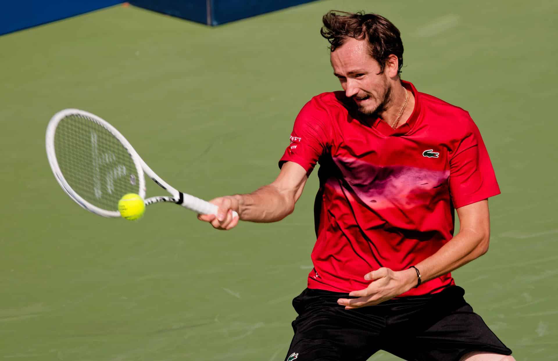 El ruso Daniil Medvedev, durante el partido que ganó al griego Stefanos Tsitsipas en octavos de final del Masters 1.000 de Shanghái. EFE/EPA/ALEX PLAVEVSKI